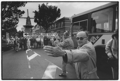 351562 Afbeelding van een protestactie door buurtbewoners tegen de omlegging van de route van buslijn 5 van het G.V.U. ...